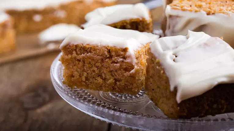 Prajitura cu scortisoara si glazura de branza