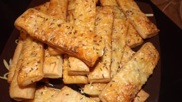 Saleuri cu chimen si cascaval