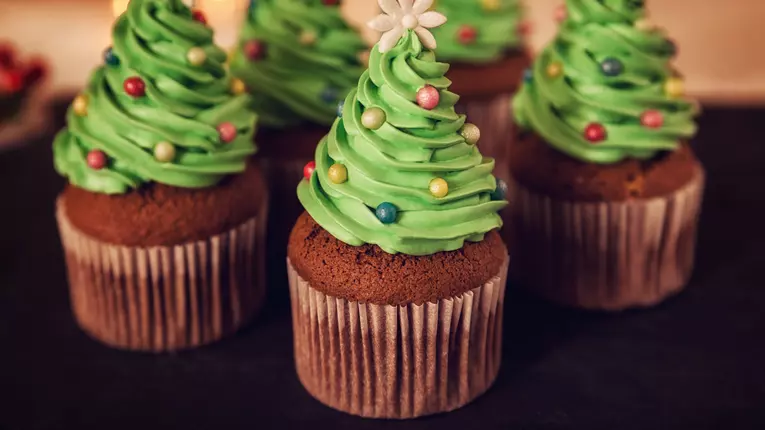 Briose de ciocolata decorate cu braduti de Craciun