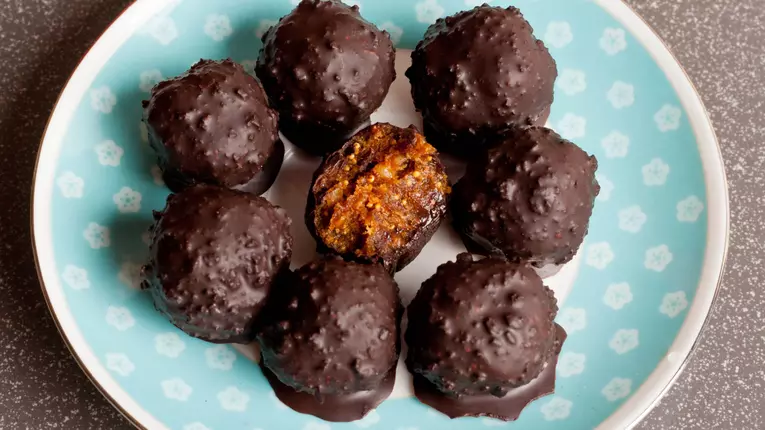 Smochine umplute cu nuci, invelite in ciocolata