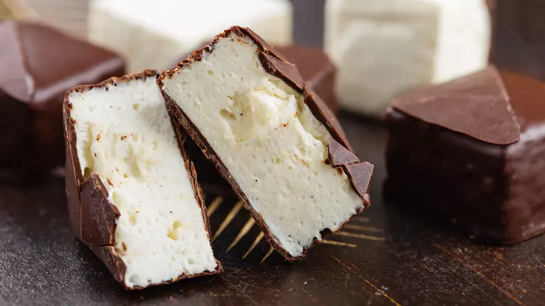 Bomboane „Lapte de pasare” trase in ciocolata