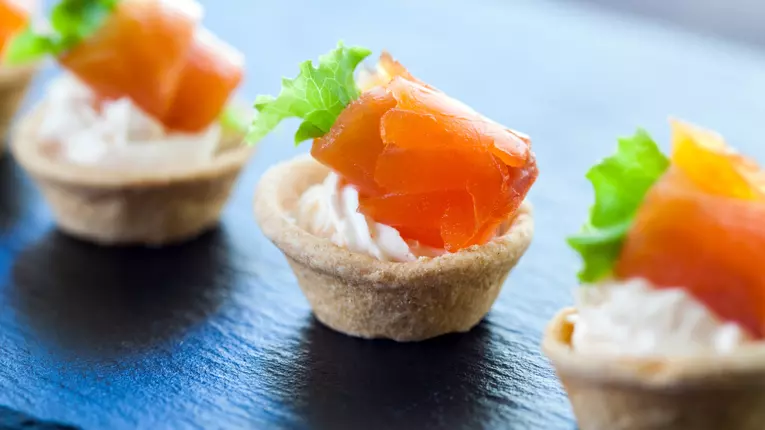 Mini-tarte cu crema de branza si somon