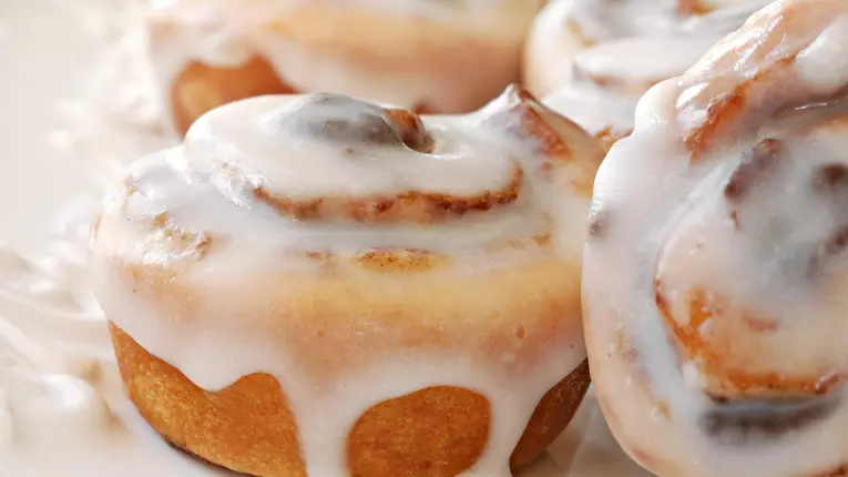 Rulouri cu scortisoara si glazura de branza