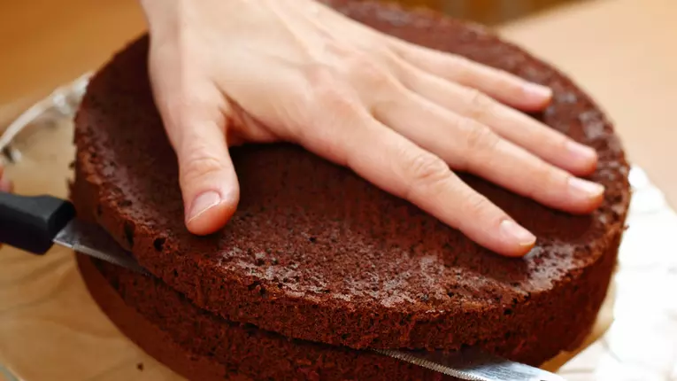 Cum tai blatul de tort perfect, cu ata dentara