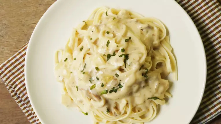 Spaghete cremoase in sos de cascaval