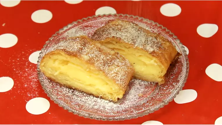 Strudel cu crema de vanilie