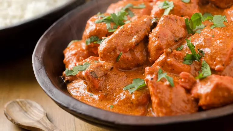 Pui indian cu sos de unt si usturoi