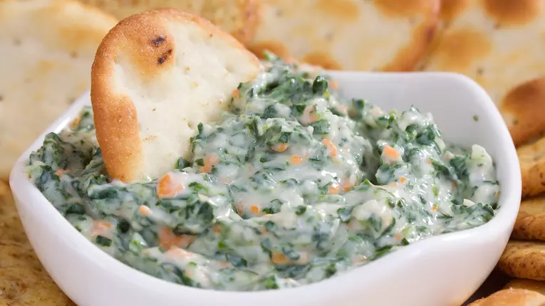 Spanac cremos in sos alb