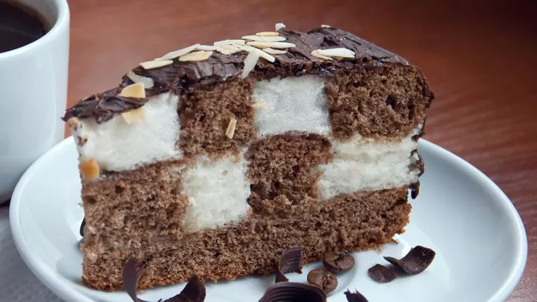 Tort tabla de sah cu crema de lamaie