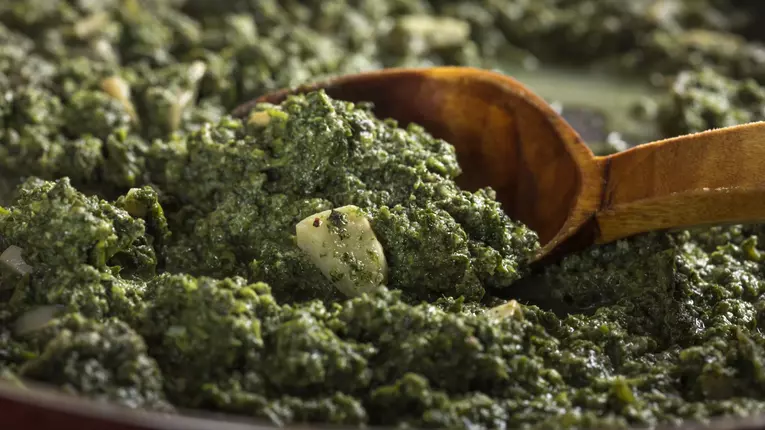 Mancare de urzici cu usturoi