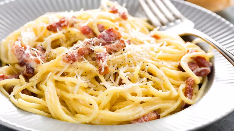 Paste carbonara cu smantana si bacon