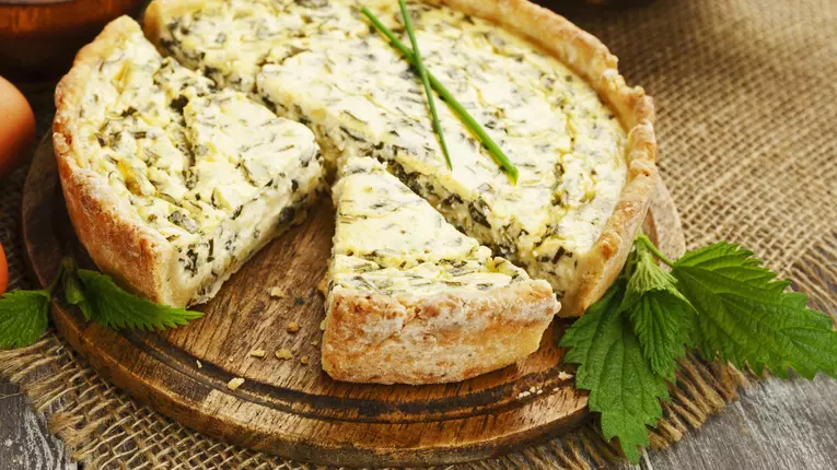 Placinta cu urzici si branza sarata