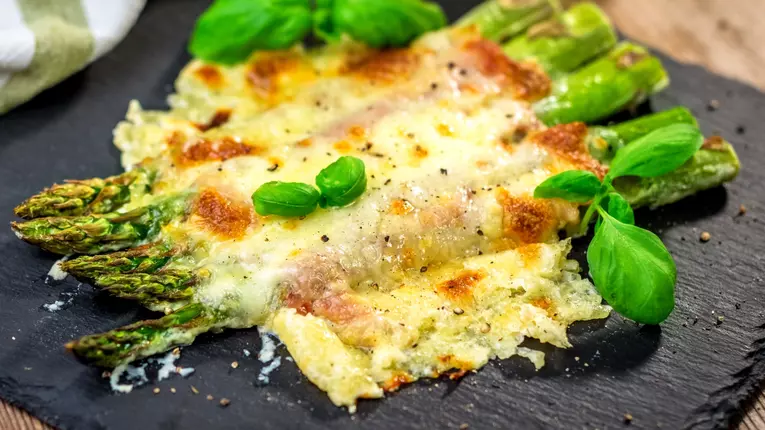 Sparanghel gratinat, cu ciuperci in sos cremos