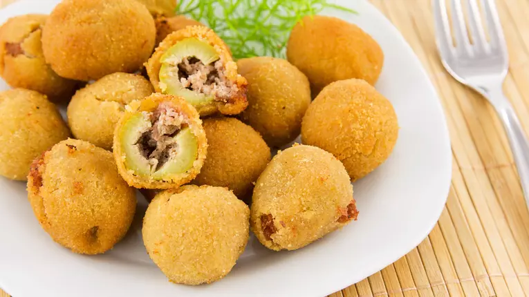 Masline pane umplute cu branza si usturoi