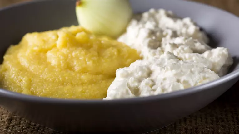 Cum prepari cea mai buna mamaliguta cu branza si smantana