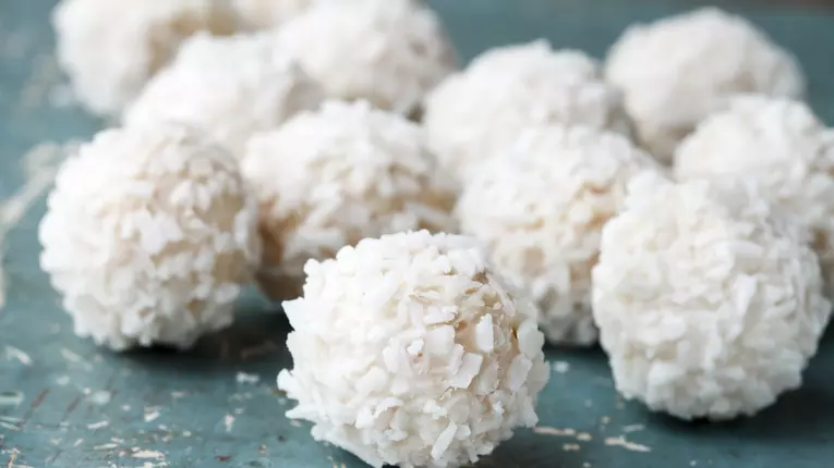 Bomboane Raffaello de casa – 3 ingrediente