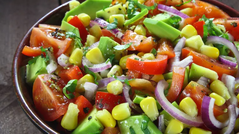 Salata de vara cu rosii si avocado