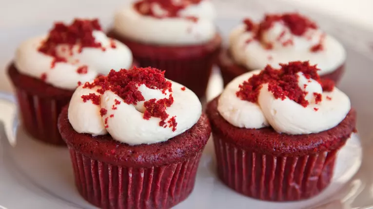 Briose Red Velvet cu crema de branza