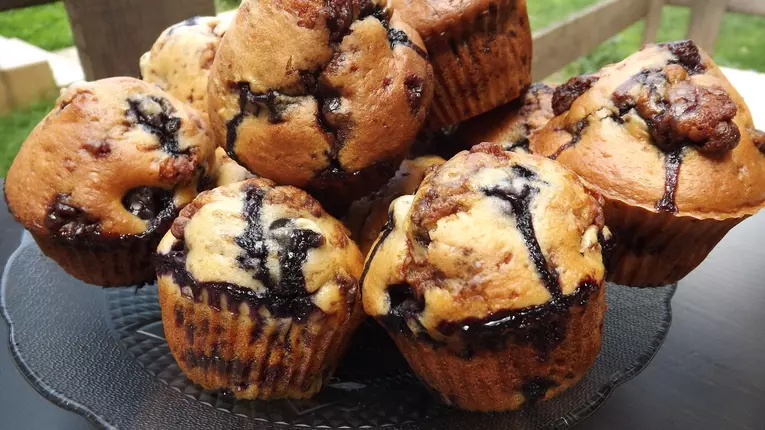 Briose pufoase cu afine si ciocolata