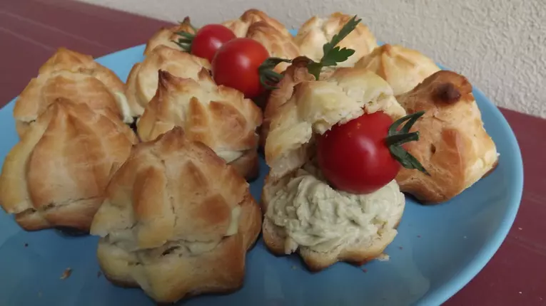 Eclere aperitiv umplute cu avocado