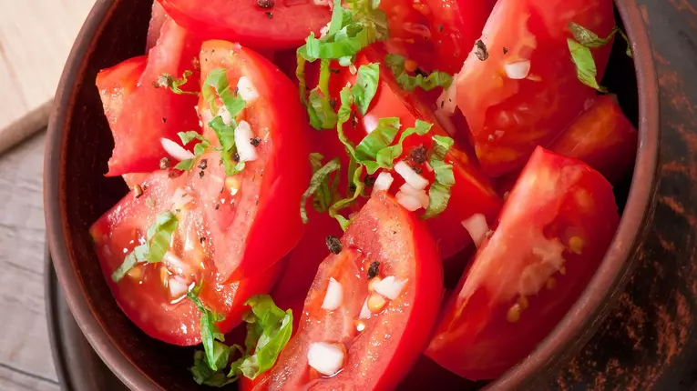 Salata de rosii cu carnati chorizo a la Jamie Oliver