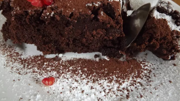 Tort simplu cu ciocolata, din 4 ingrediente – Reteta video