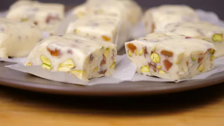 Ciocolata alba de casa cu nuci si stafide