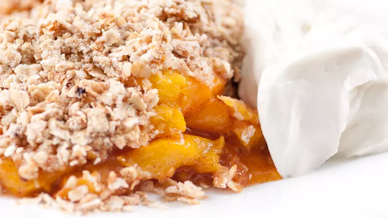 Crumble cu piersici (prajitura cu firimituri)