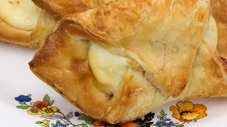 Pateuri daneze cu branza dulce