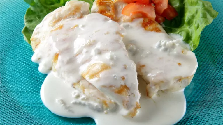 Piept de pui in sos gorgonzola cu usturoi