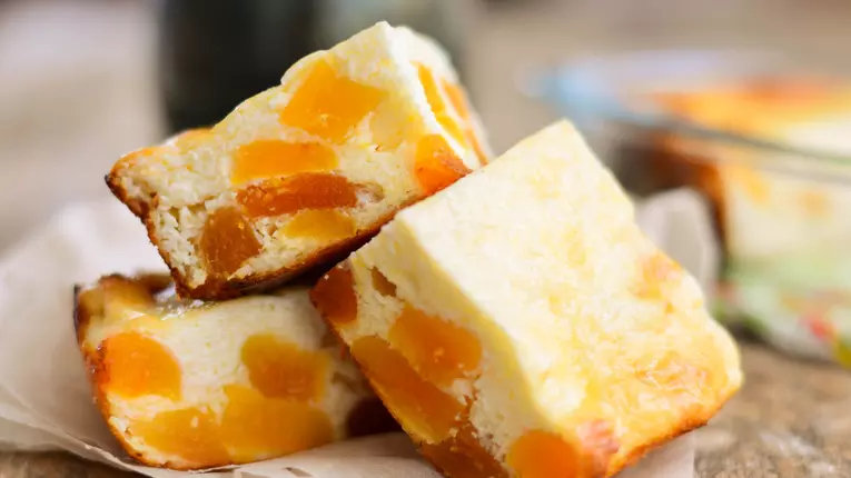 Prajitura de casa cu branza de vaci si caise