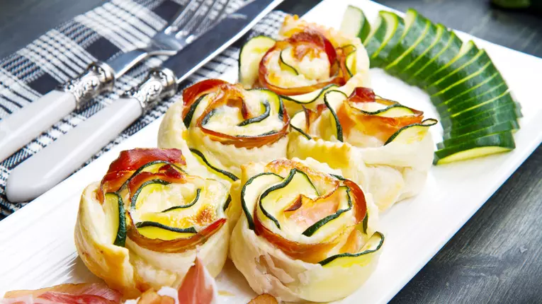 Trandafiri de dovlecei cu bacon si usturoi