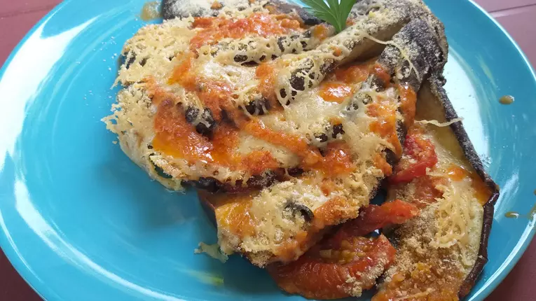 Vinete evantai, umplute cu mozzarella si rosii