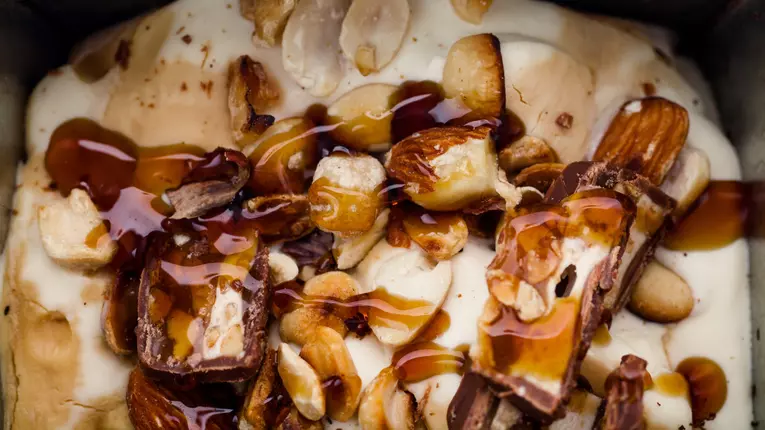 Prajitura Snickers cu nuga si caramel