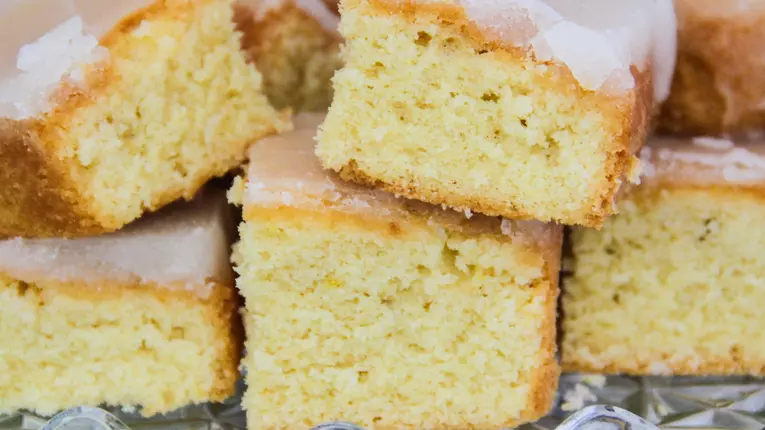 Prajitura insiropata cu lamaie si iaurt