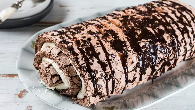 Rulada de bezea cu ciocolata si frisca