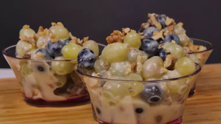 Salata de struguri cu nuca si crema de branza