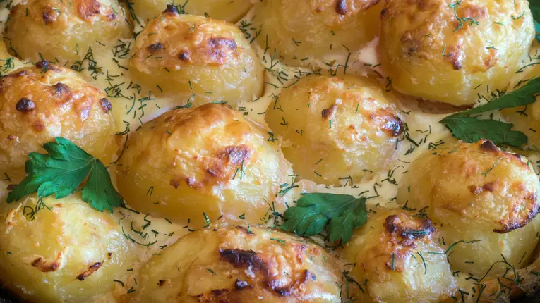 Cartofi la cuptor in sos gorgonzola