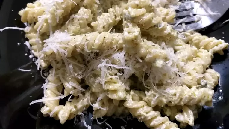 Paste in sos pesto cu usturoi