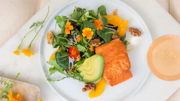 Somon sălbatic de Alaska, cu portocale și măcriș