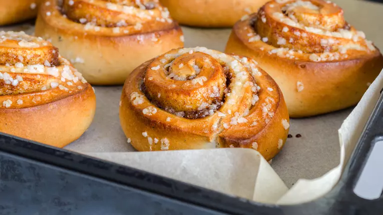 (P) Delicatesă de Sărbători: Chifle dulci cu scorțișoară