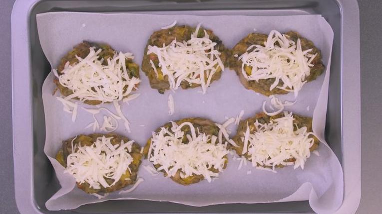 Burgeri vegetali cu mozzarella si pasta de tomate