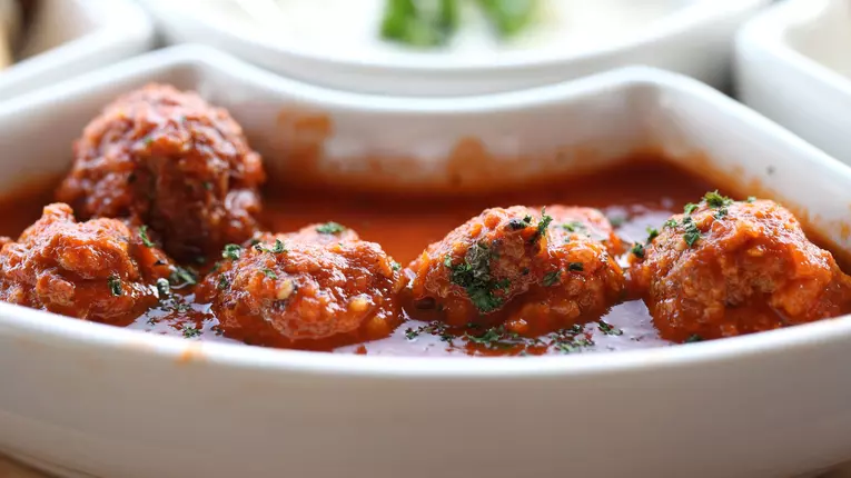 Chiftelute de pui marinate cu sos Ragu