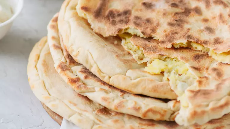 Turta cu branza sarata si usturoi