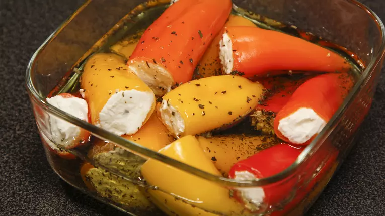 Ardei umpluti cu branza Feta pusi la marinat