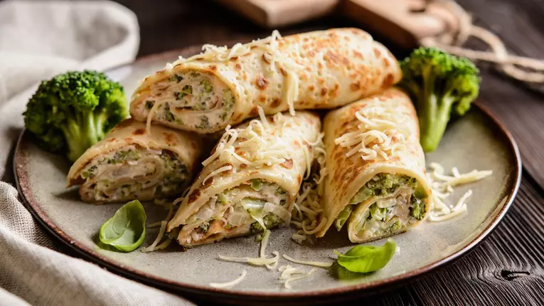 Clatite aperitiv cu broccoli si smantana