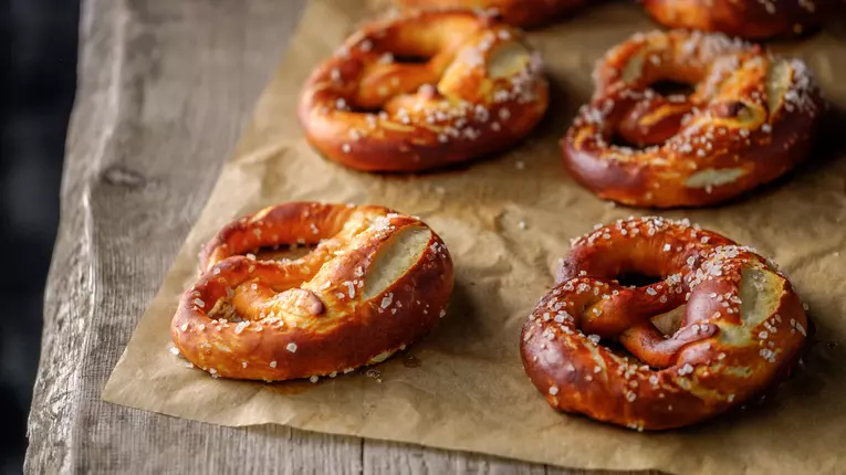 Covrigi de casa cu cascaval