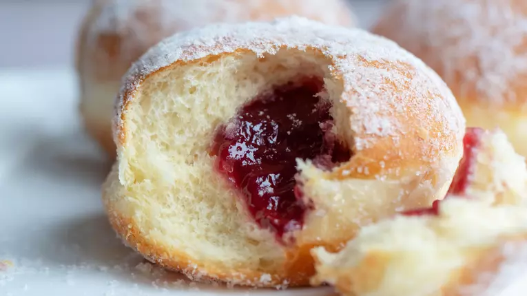 Gogosi berlineze pufoase umplute cu gem