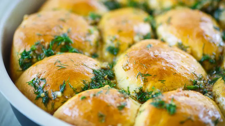 Paine de casa cu cascaval si usturoi