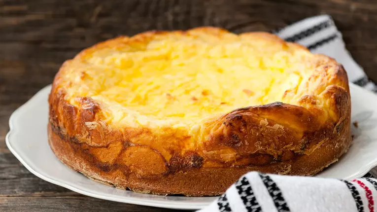 Pasca traditionala cu aluat, branza dulce si stafide